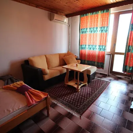 Izgrev Sarafovo Гостевой дом Бургас